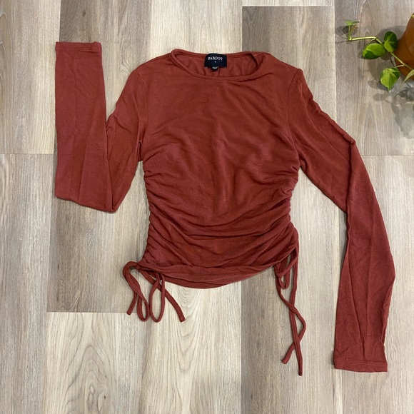 Long sleeve shirt with adjustable tie sides! - Picture 3 of 6